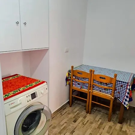 Avocado Balcony Apartment *
