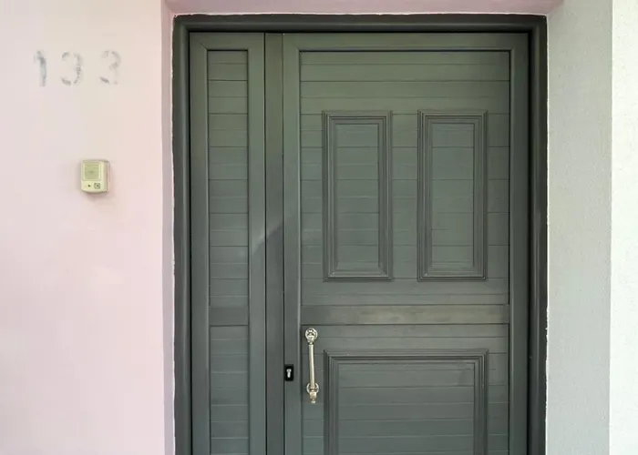 Avocado Balcony Apartment *